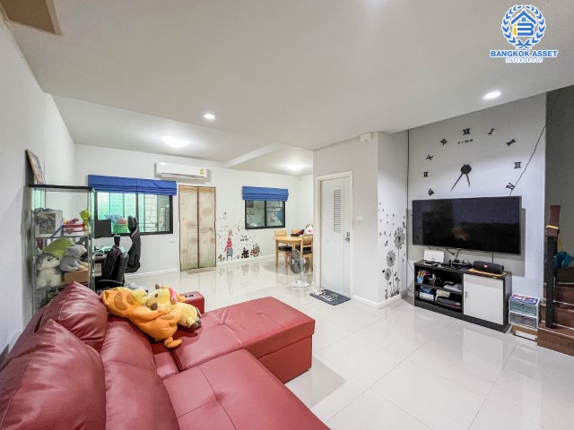 ทาวน์เฮ้าส์มือสองย่านนนทบุรี โครงการ เปี่ยมสุข S-Gate แจ้งวัฒนะ-กาญจนาภิเษก เนื้อที่มากถึงเกือบ 28 ตร.ว. ฟังก์ชัน 3 ห้องนอน 2 ห้องน้ำ 2 ที่จอดรถ บนทำเลเดินทางสะดวก เชื่อมต่อถ.กาญจนาภิเษก, ถ.ราชพฤกษ์, ถ.345 ใกล้รถไฟฟ้าสายสีม่วง "สถานีคลองบางไผ่" และทางด่วน "กาณจนาภิเษก"